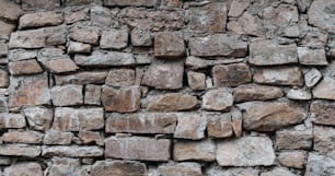 Un muro de piedra hecho de pequeñas rocas