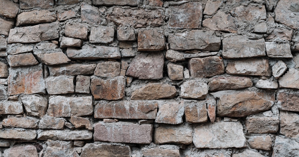 un muro di pietra fatto di piccole rocce