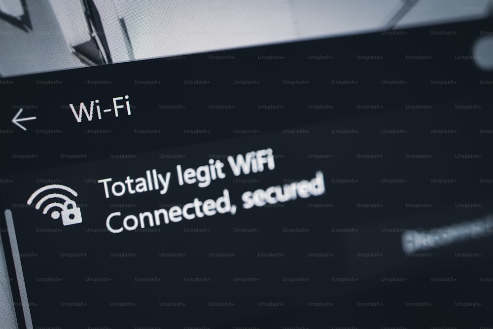 Un primer plano de un letrero de Wi-Fi en la pantalla de una computadora