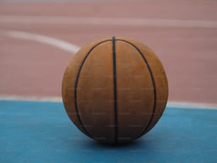 Eine Nahaufnahme eines Basketballs auf einem Platz