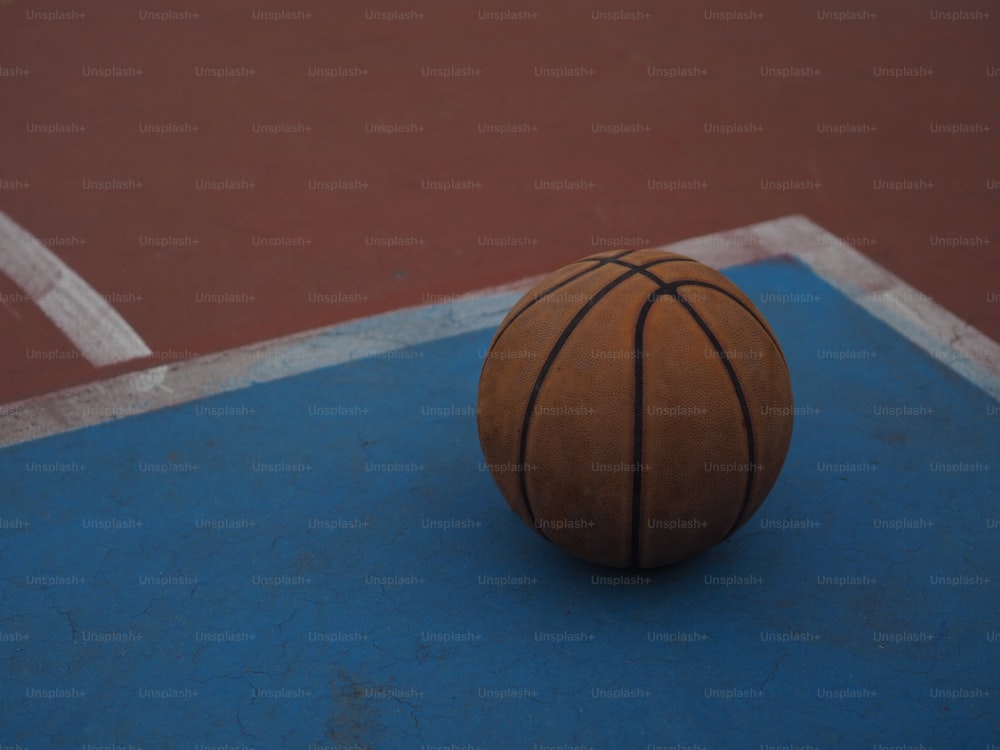 농구 코트 위에 앉아�있는 농구공