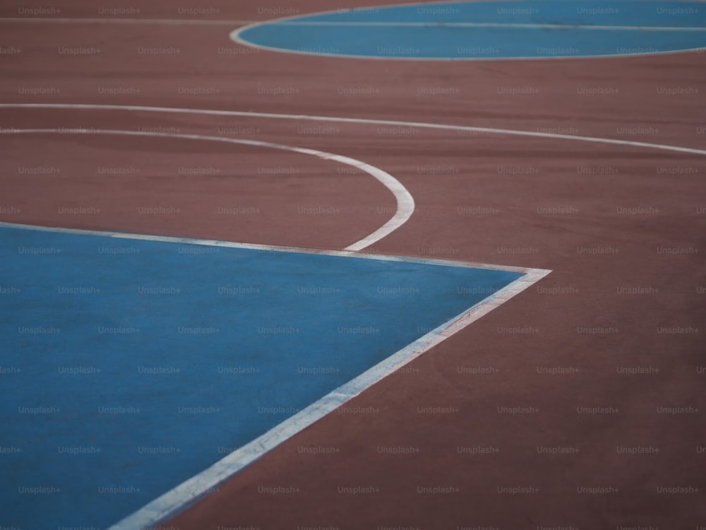 une personne faisant de la planche à roulettes sur un terrain de basketball