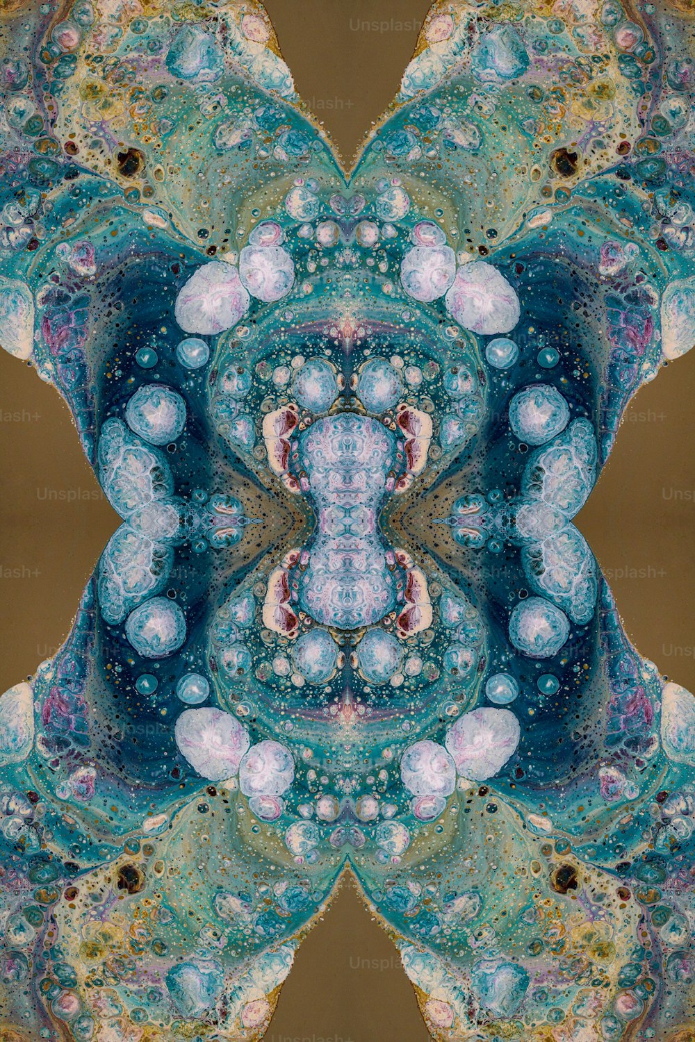 Ein Kaleidoskopfoto eines blau-grünen Kaleidoskops