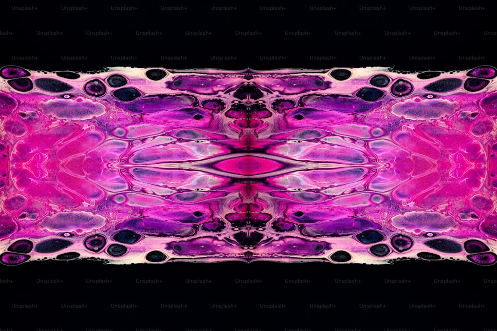 Un patrón rosa y púrpura sobre un fondo negro