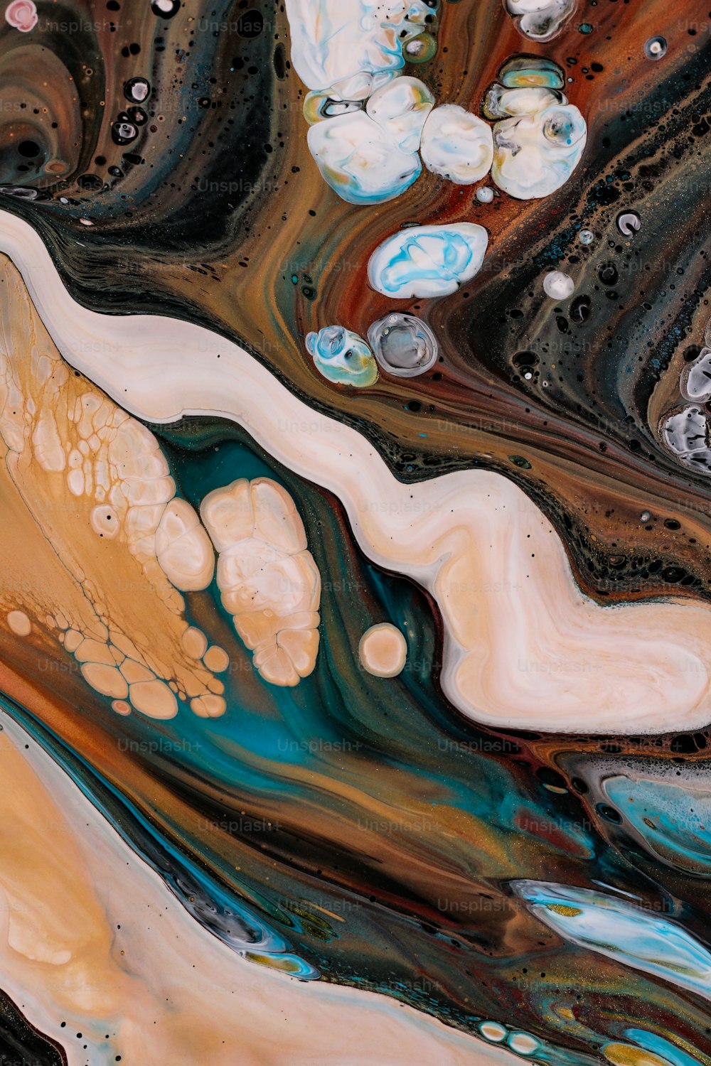 um close up de uma pintura líquida com cores diferentes