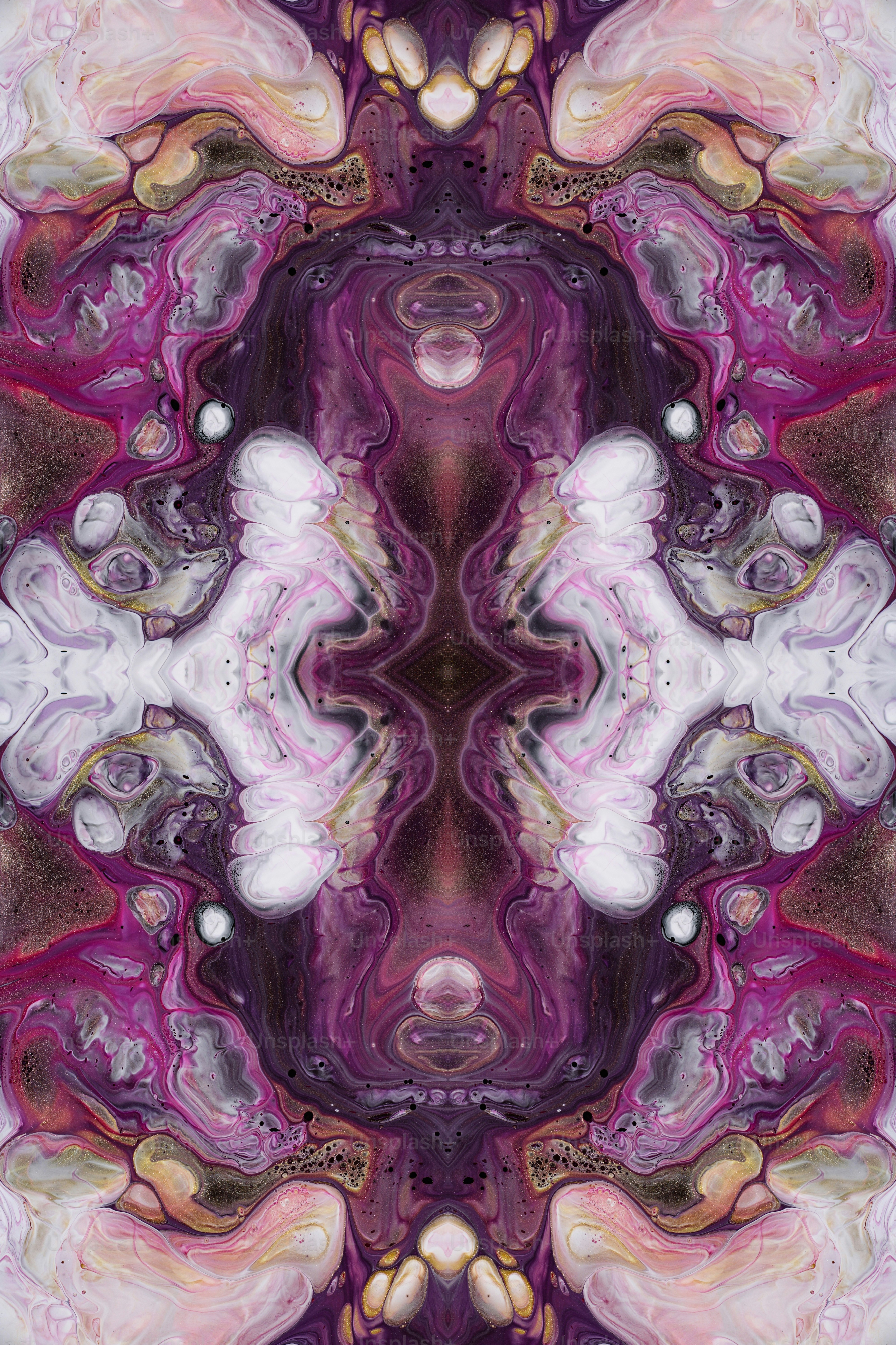 Une peinture abstraite avec beaucoup de couleurs et de formes