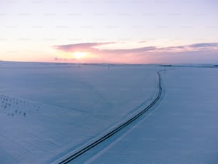 雪に覆われた野原と雪の中の線路