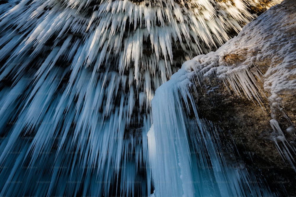 ein gefrorener Wasserfall, an dem Wasser herunterläuft