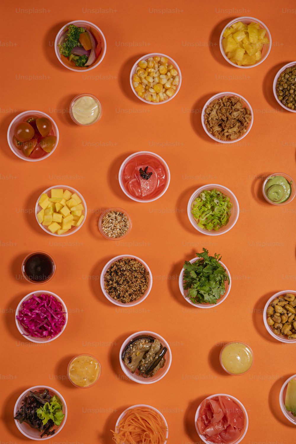 ein Tisch mit Schüsseln, die mit verschiedenen Arten von Lebensmitteln gefüllt sind