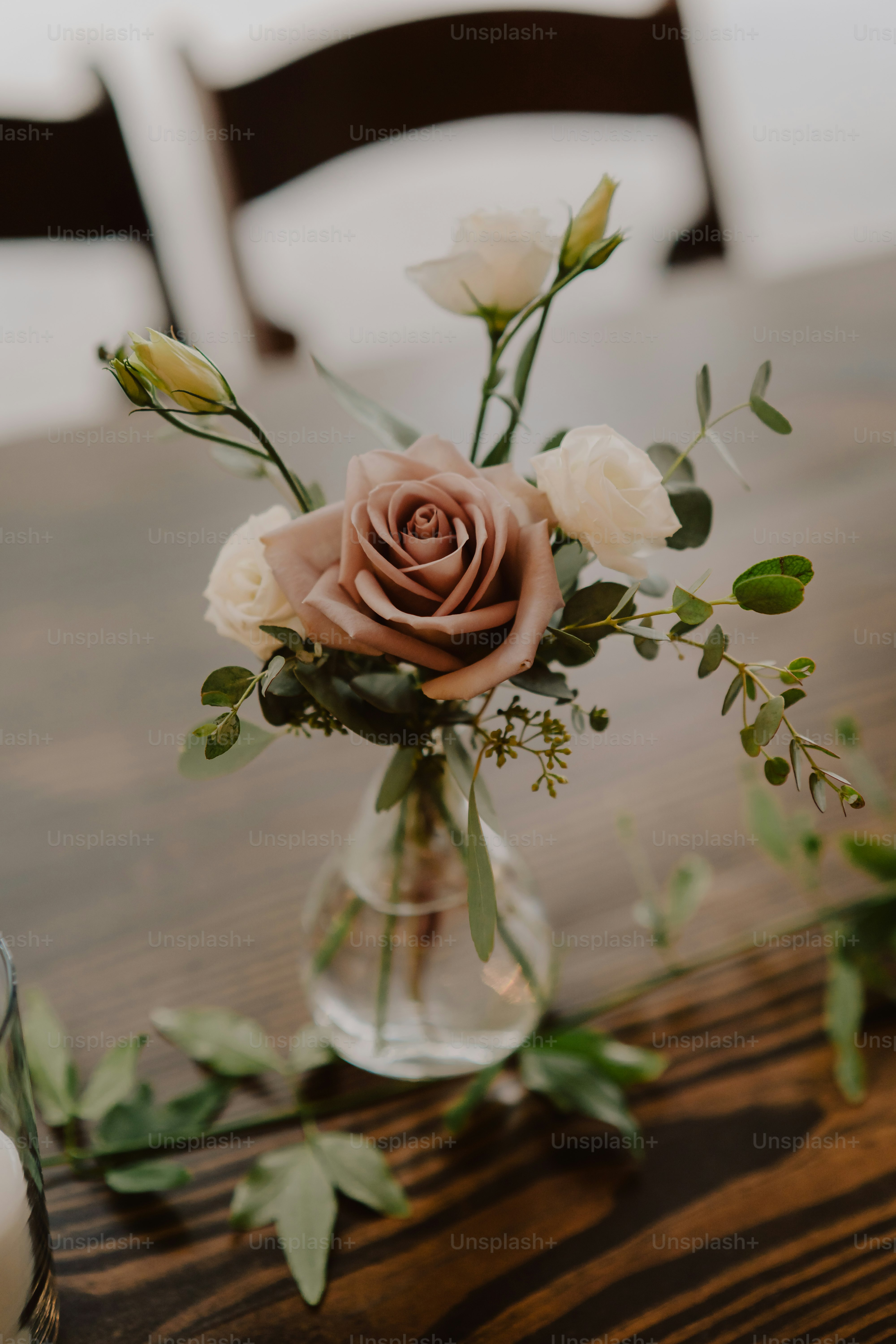 un vaso pieno di fiori sopra un tavolo di legno