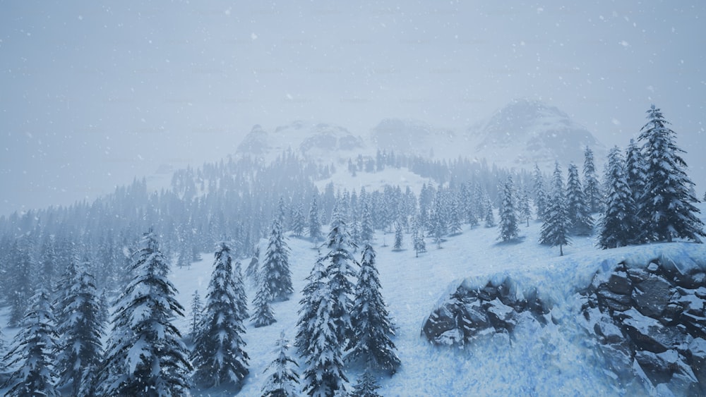 Una montaña cubierta de nieve con árboles de hoja perenne en primer plano
