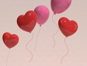 Eine Gruppe herzförmiger Ballons, die in der Luft schweben