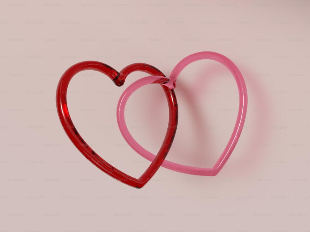 un paio di occhiali rossi a forma di cuore su uno sfondo rosa