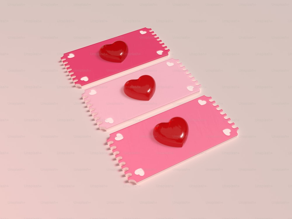 um par de corações vermelhos sentados em cima de um caderno