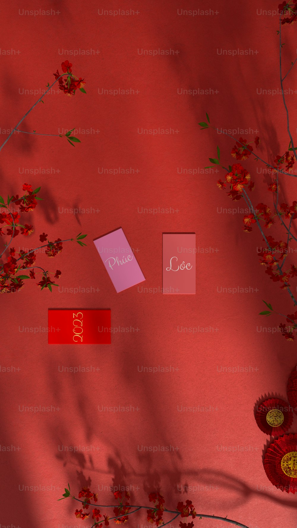 uno sfondo rosso con un fiore rosso e una carta