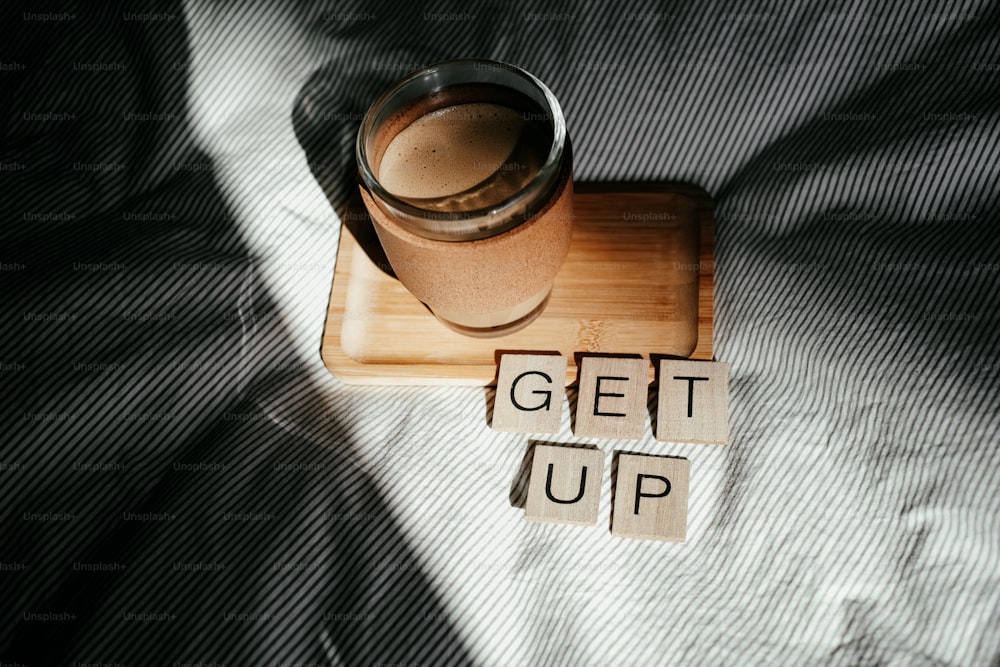 une tasse de café posée sur un sous-verre en bois