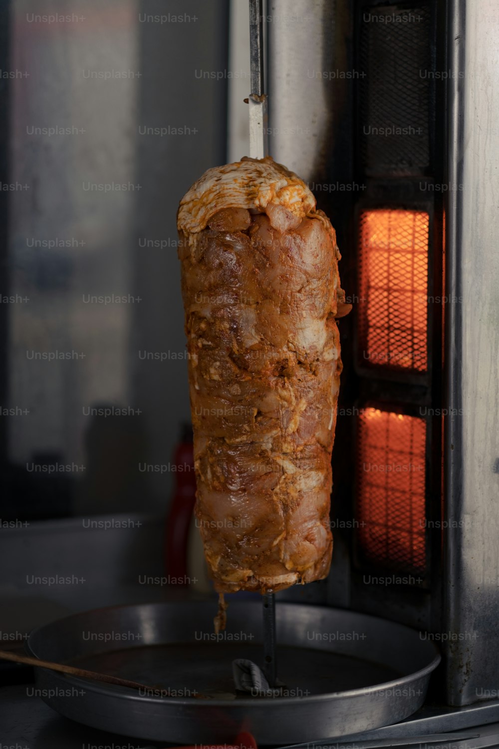 um grande pedaço de carne está sendo cozido em um forno