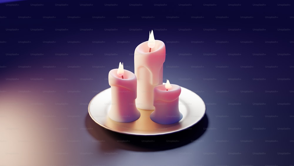un gruppo di candele sedute in cima a un piatto bianco