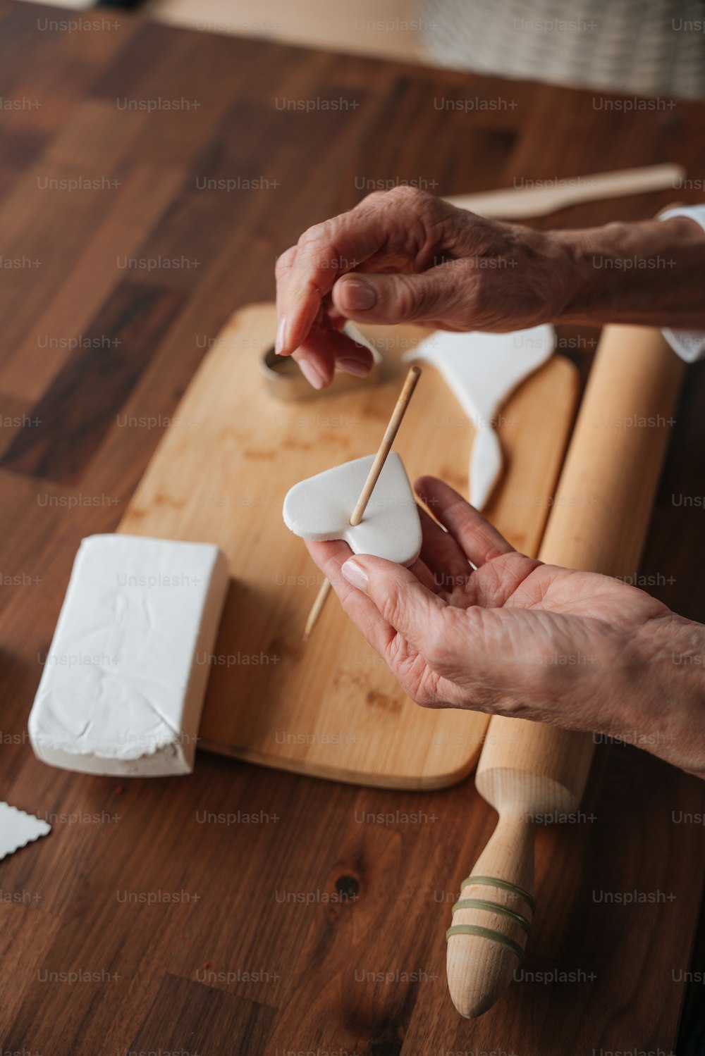 eine Person, die einen Holzstab in der Hand hält