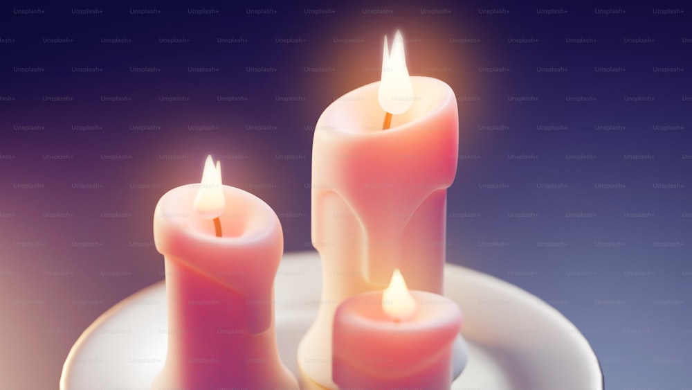 Tres velas encendidas en un plato sobre una mesa
