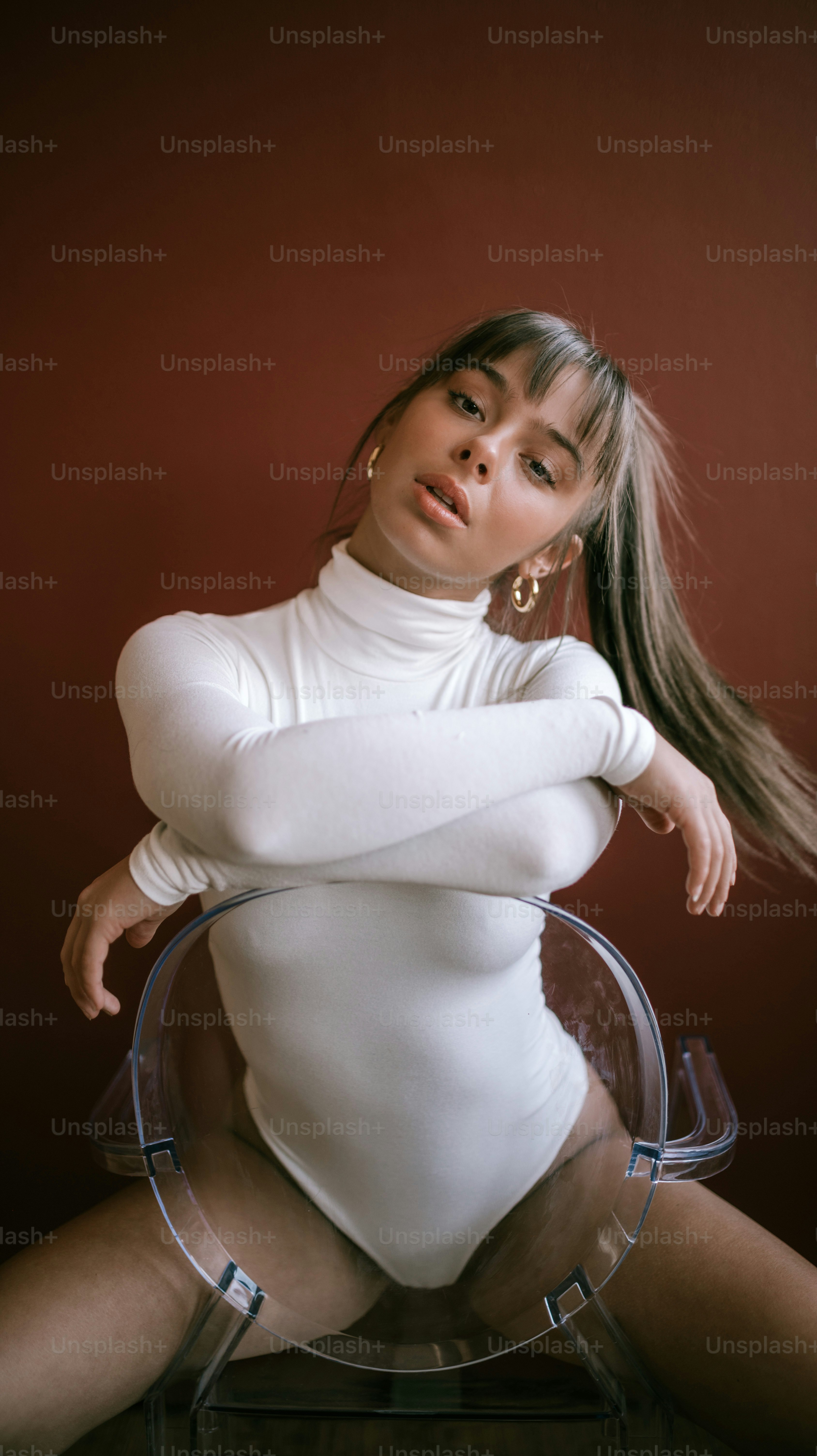 椅子に座っている白いドレスを着た女性