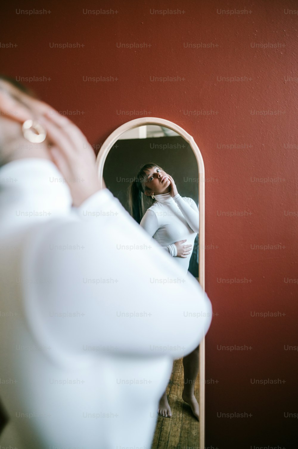 鏡で自分の写真を撮る女性