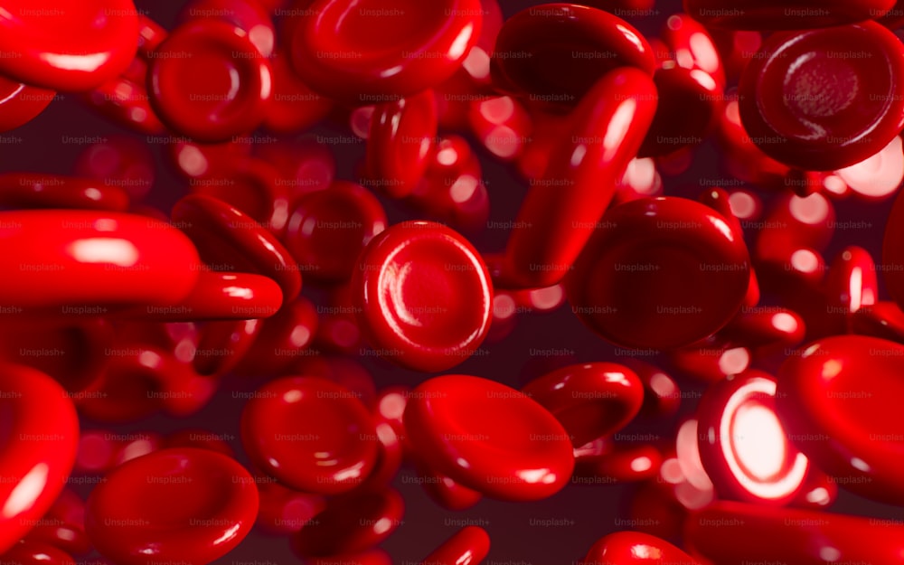 Un montón de pastillas rojas que están sobre una mesa