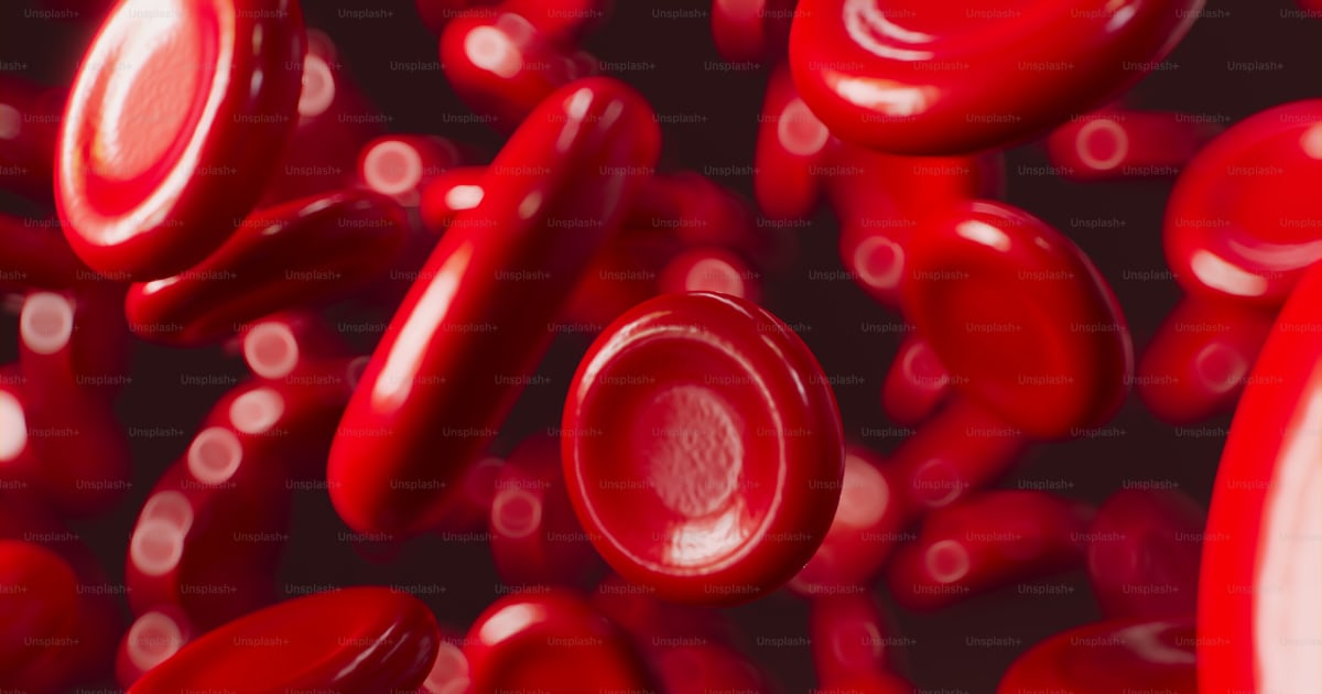 Un groupe d’objets rouges flottant dans l’air photo – Image de Papier ...