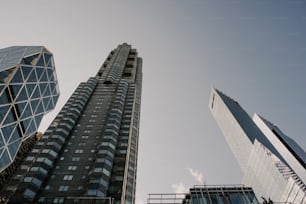 un par de edificios altos uno al lado del otro