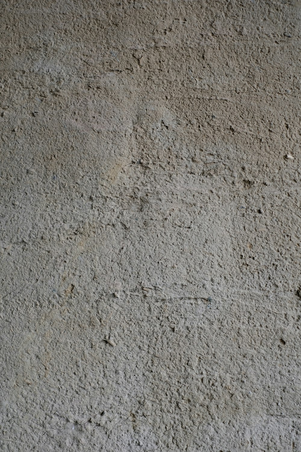 un idrante rosso seduto sul lato di un muro di cemento
