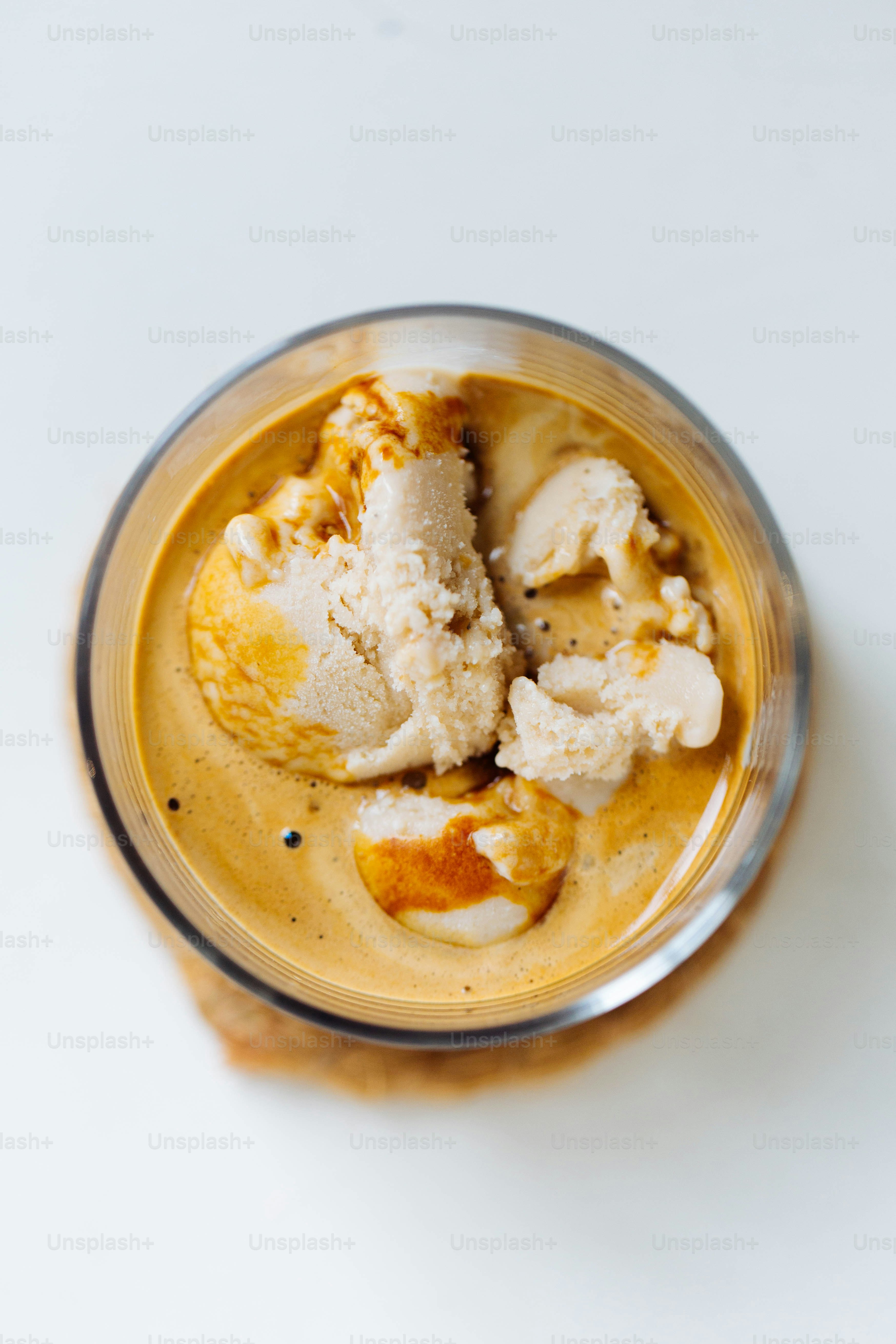 una ciotola di cibo che è seduta su un tavolo