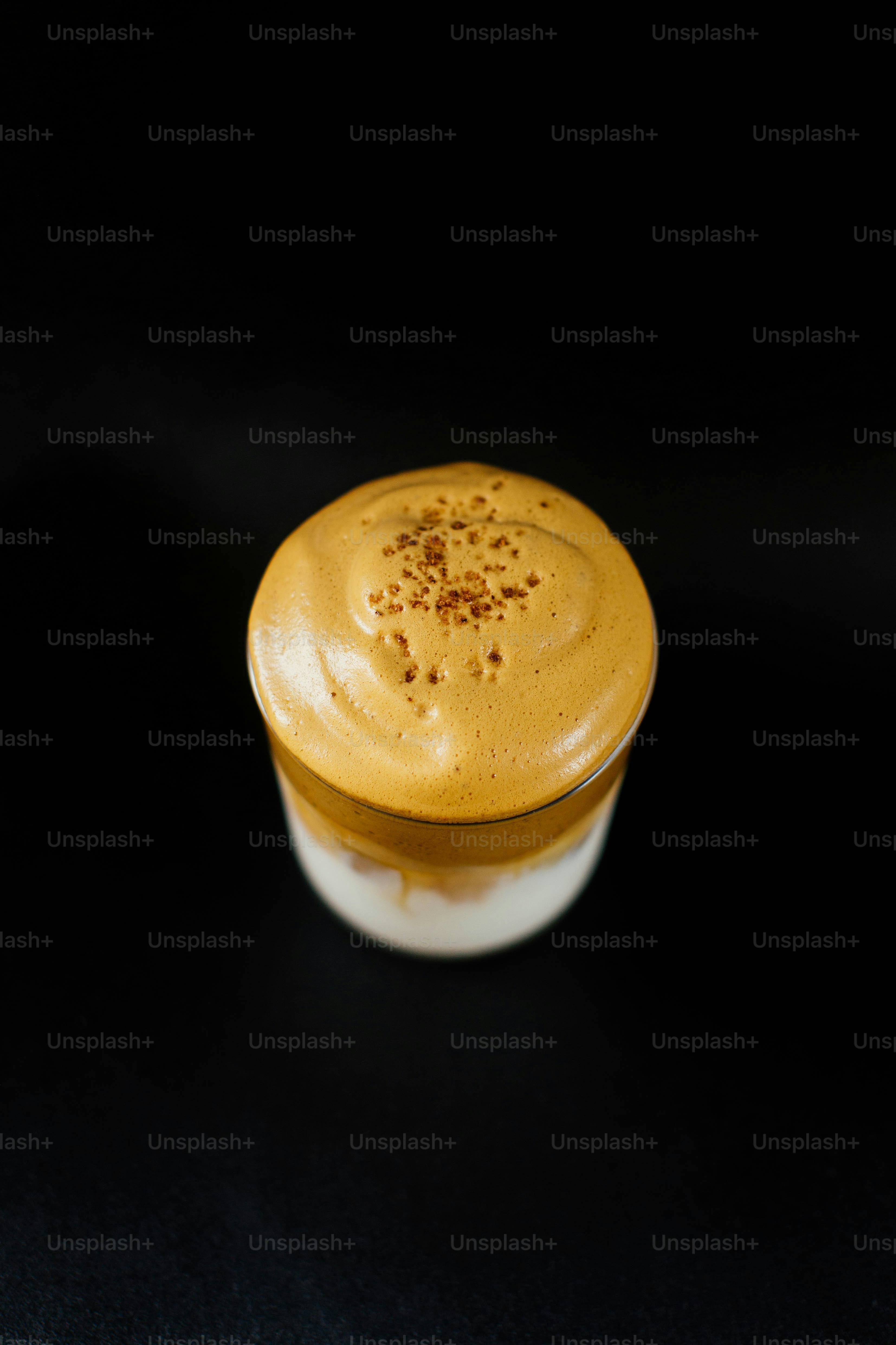 Un piccolo contenitore di cibo su una superficie nera