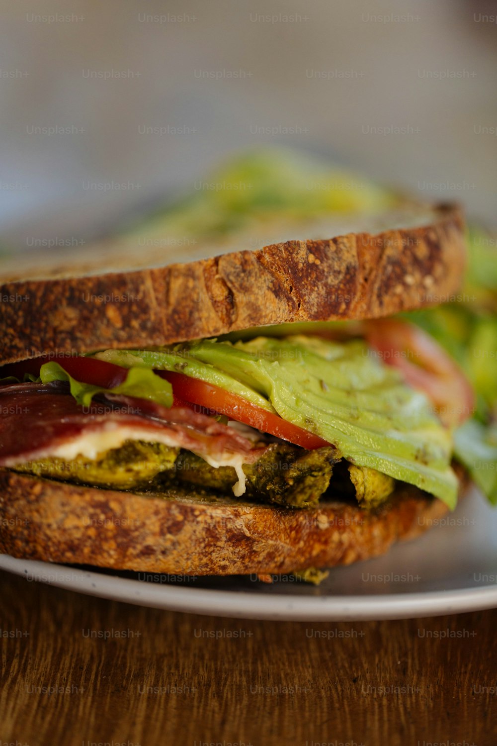 um close up de um sanduíche em um prato