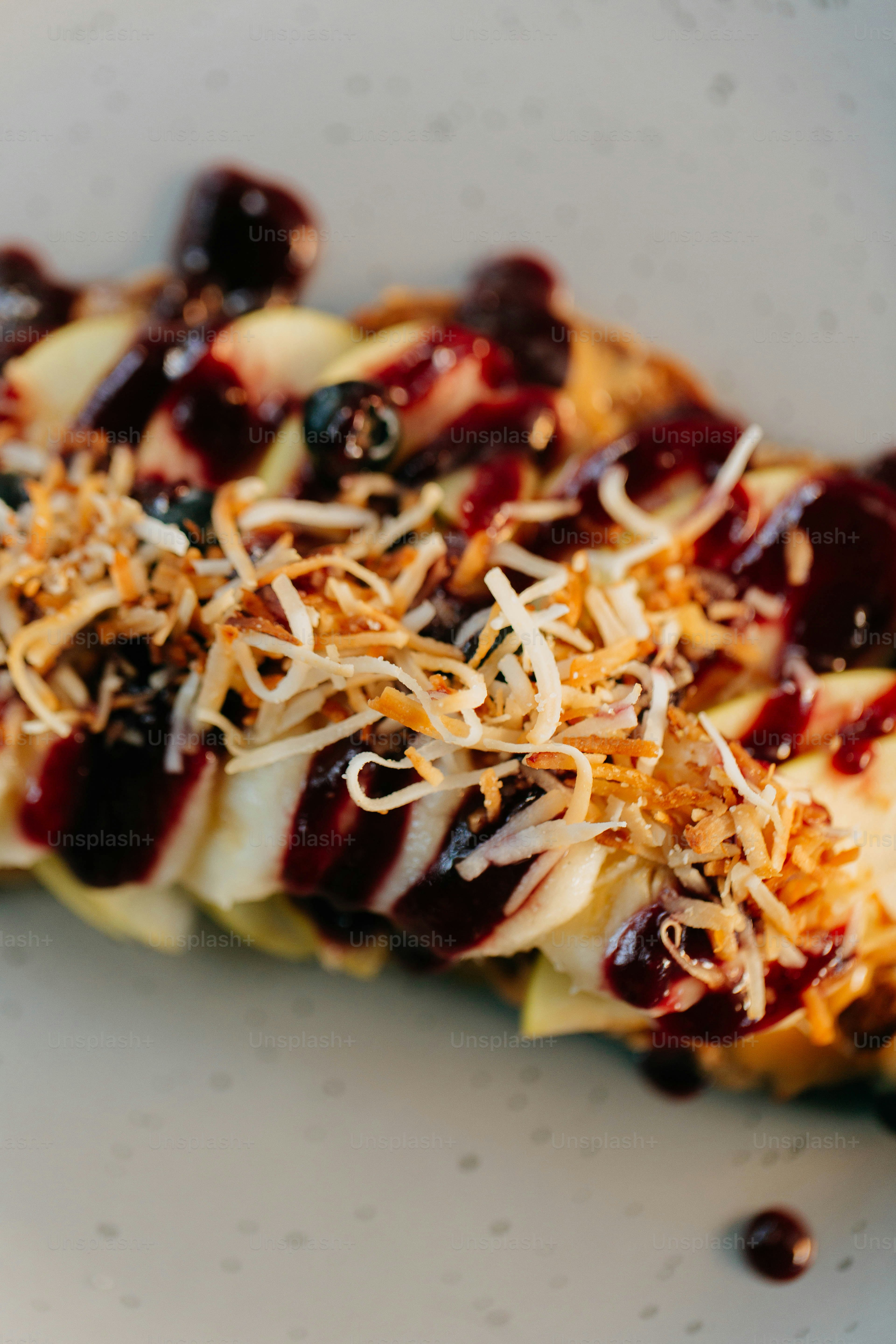 un piatto bianco sormontato da banane affettate ricoperte di condimenti