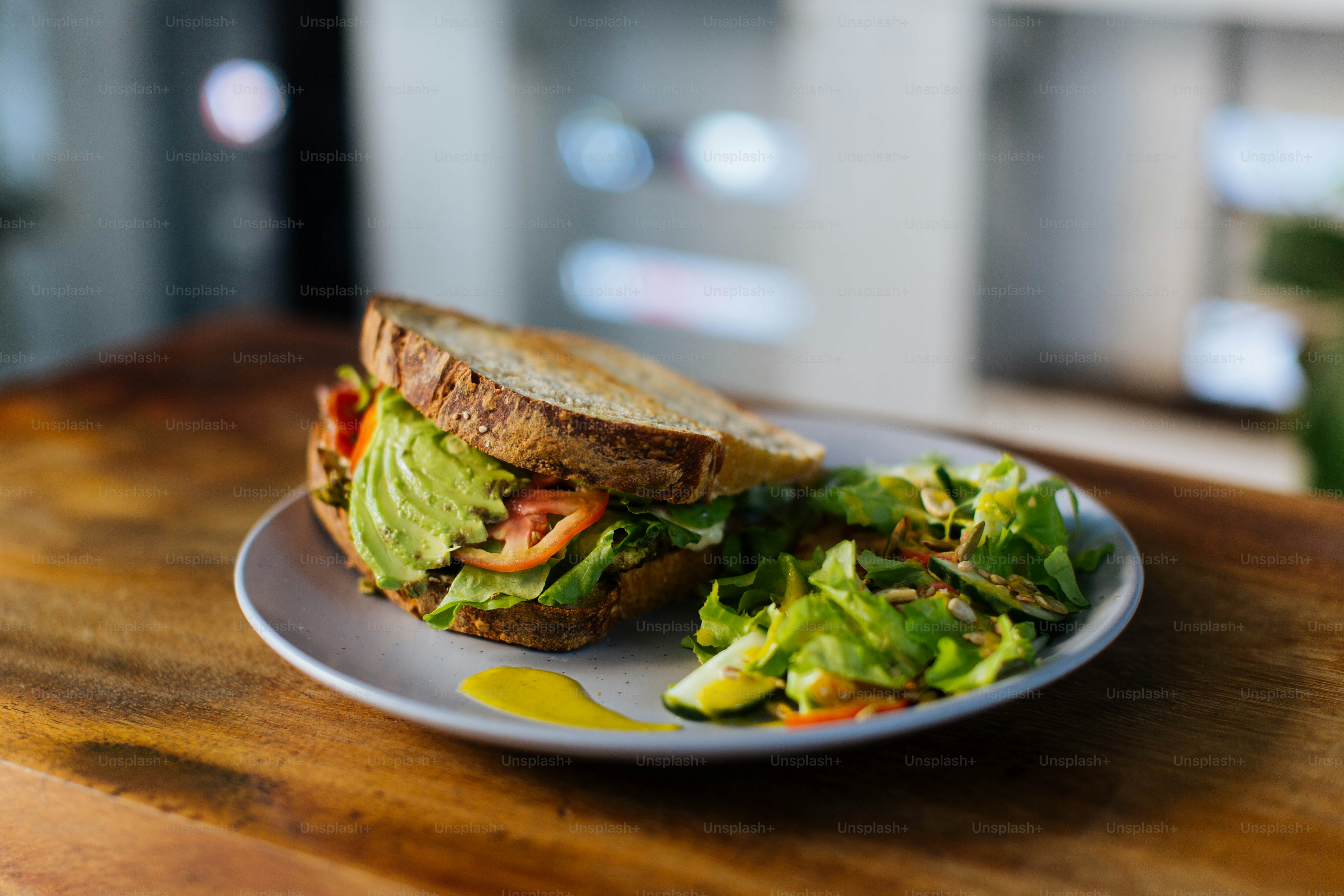 un sándwich con lechuga y tomate en un plato