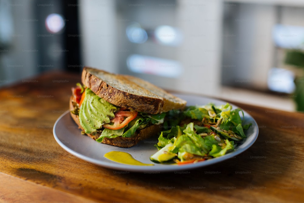 um sanduíche com alface e tomate em um prato