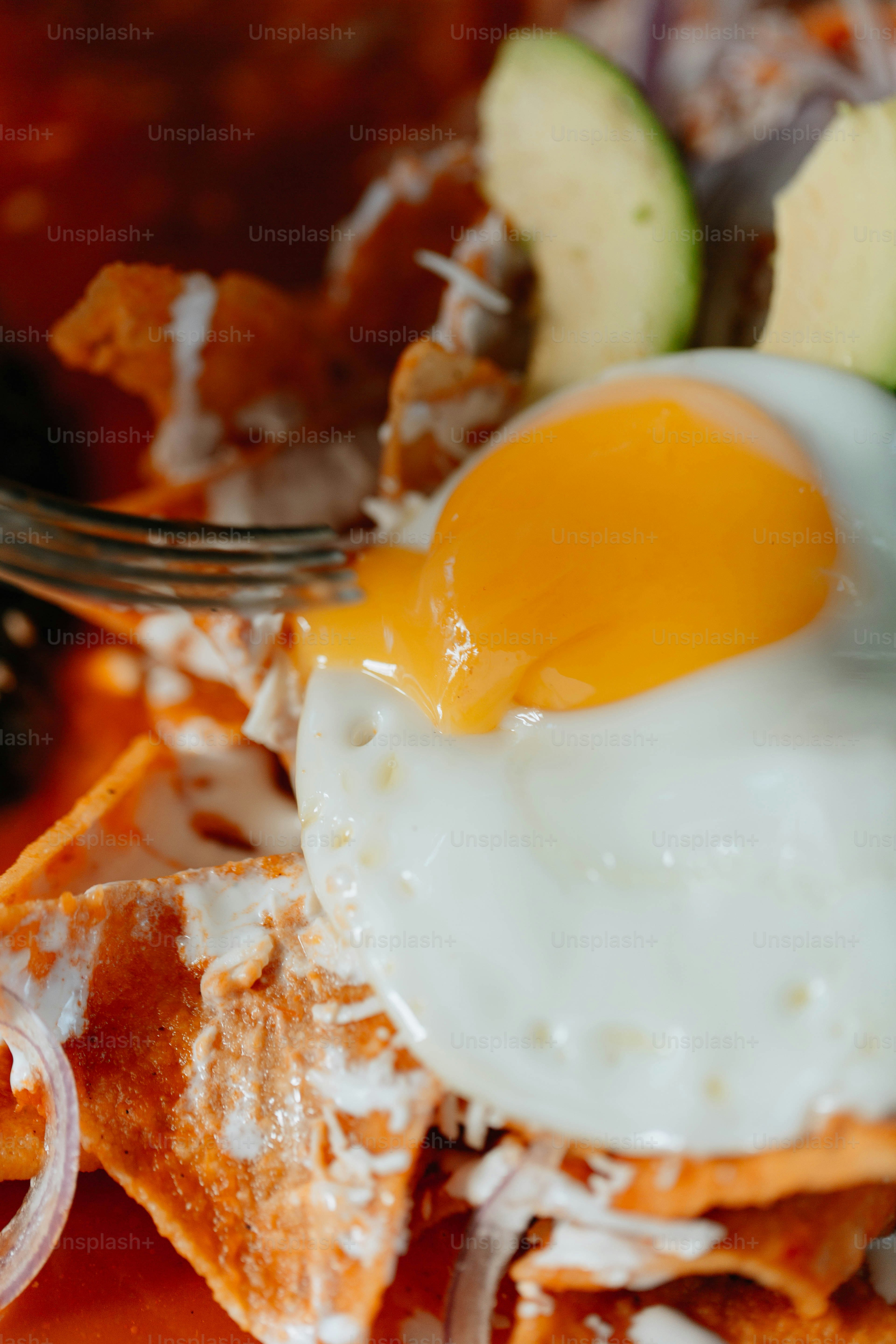 un piatto di cibo con un uovo sopra di esso