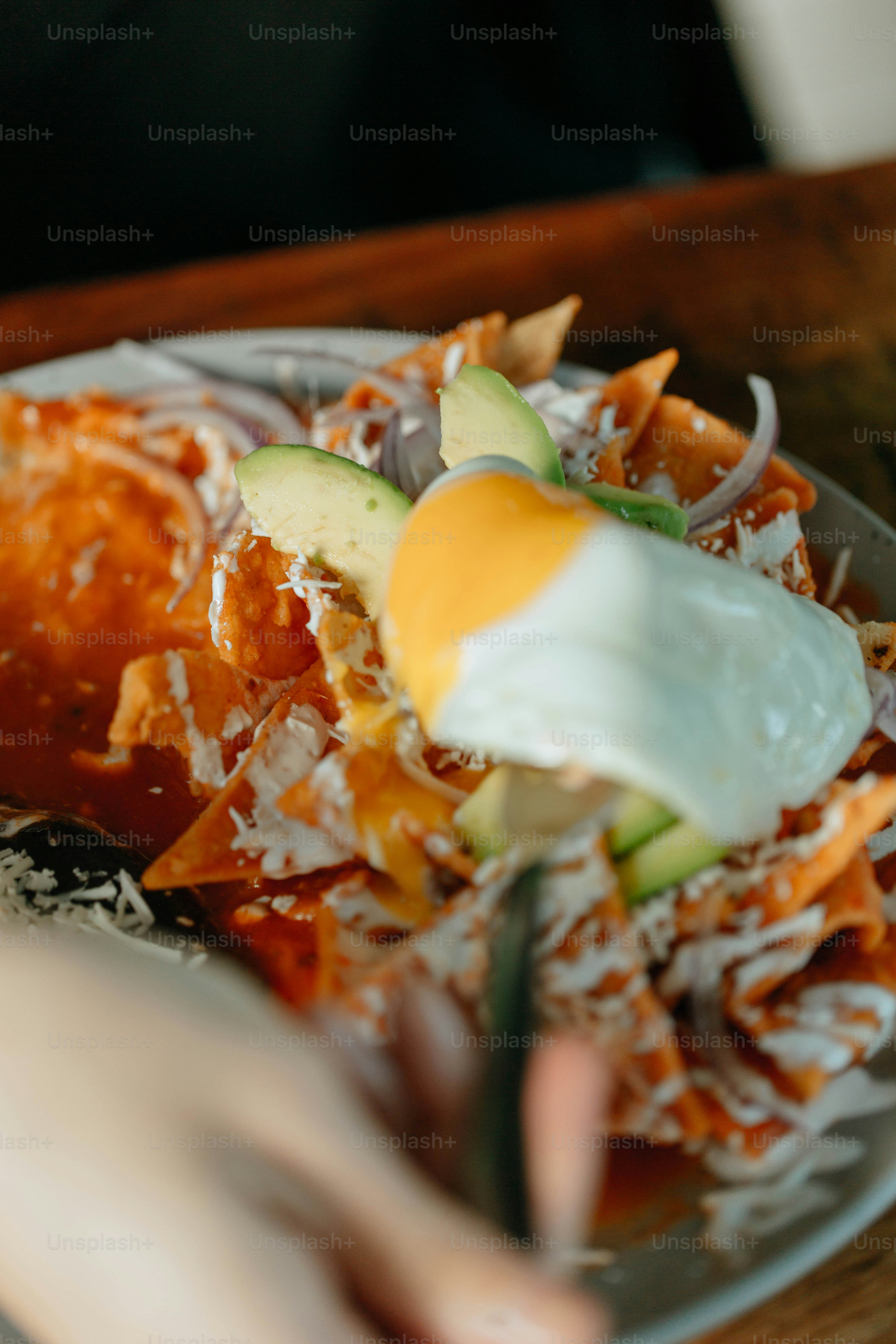 un piatto di cibo su un tavolo di legno