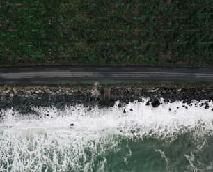 une vue aérienne d’un plan d’eau près d’une route