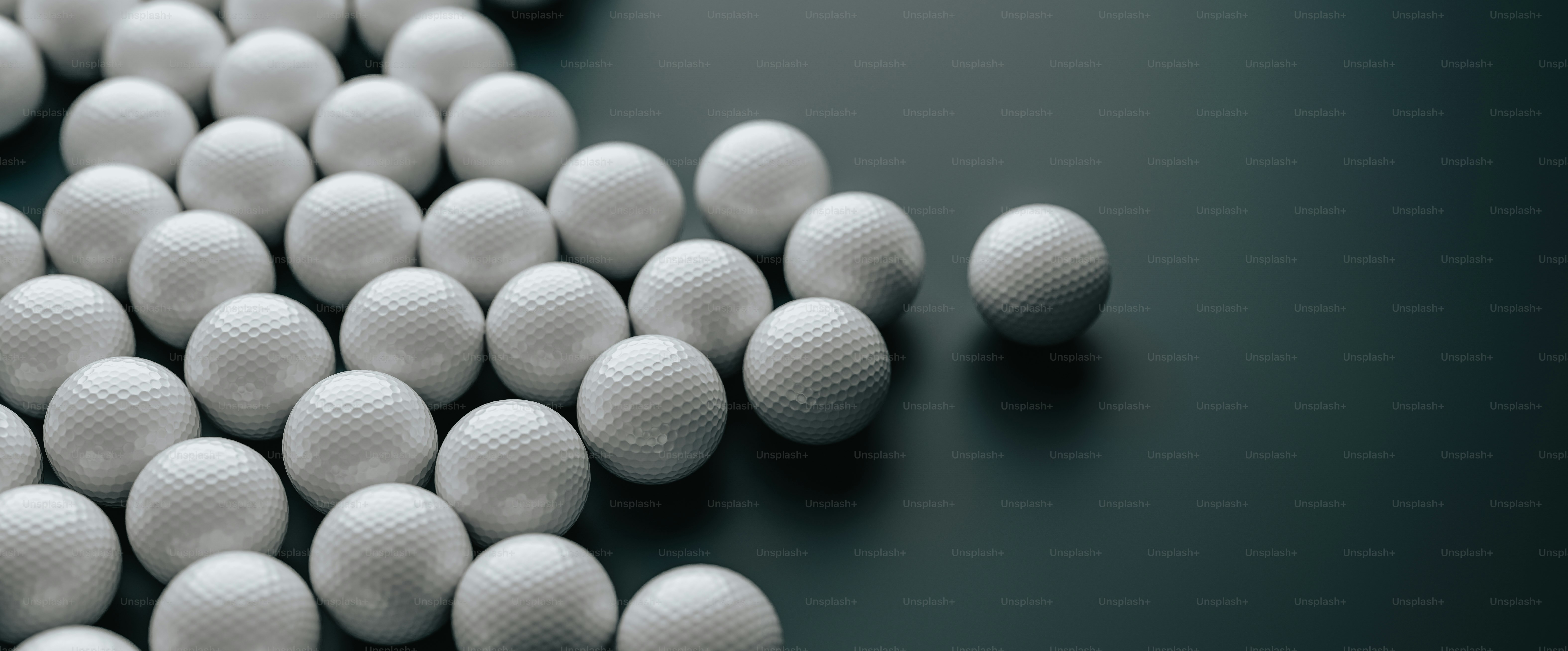 Un gruppo di palline da golf bianche su una superficie nera