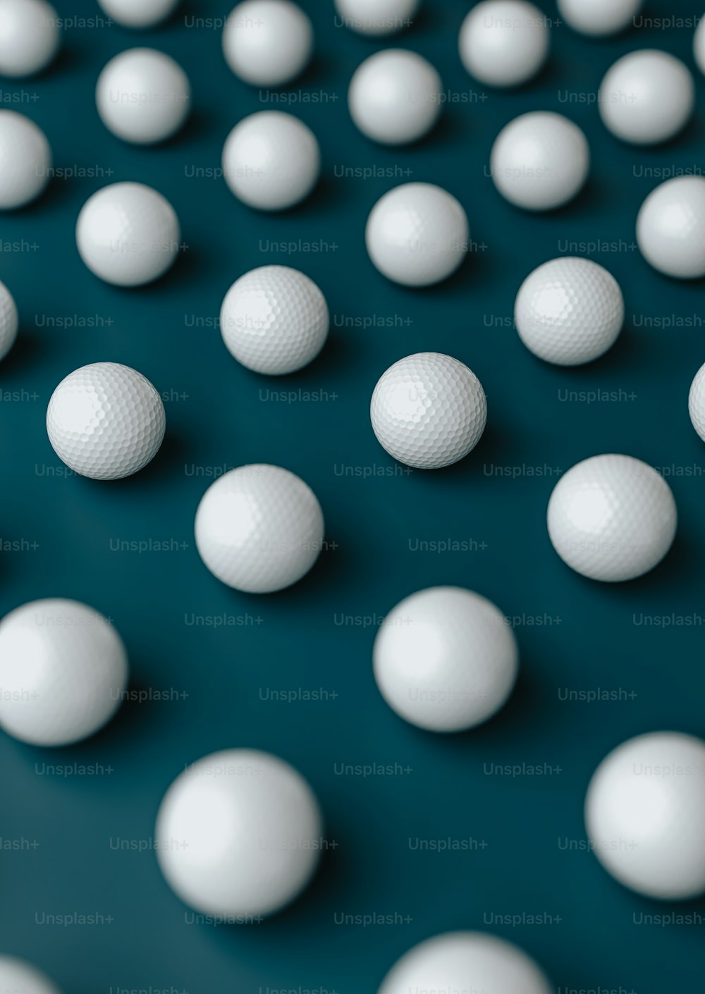 un groupe de boules blanches assises sur une table