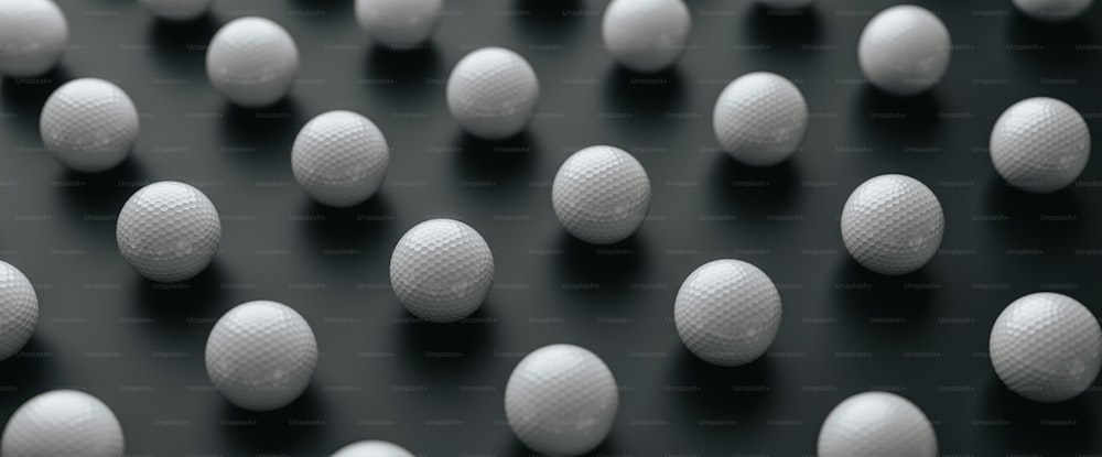 un groupe de boules blanches assises sur une surface noire