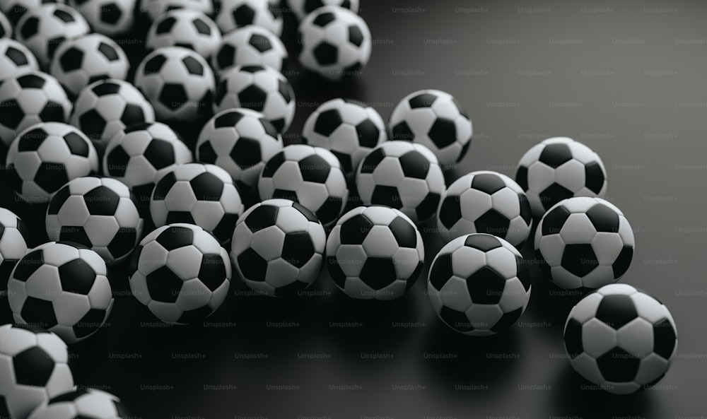 Un grupo de balones de fútbol en blanco y negro