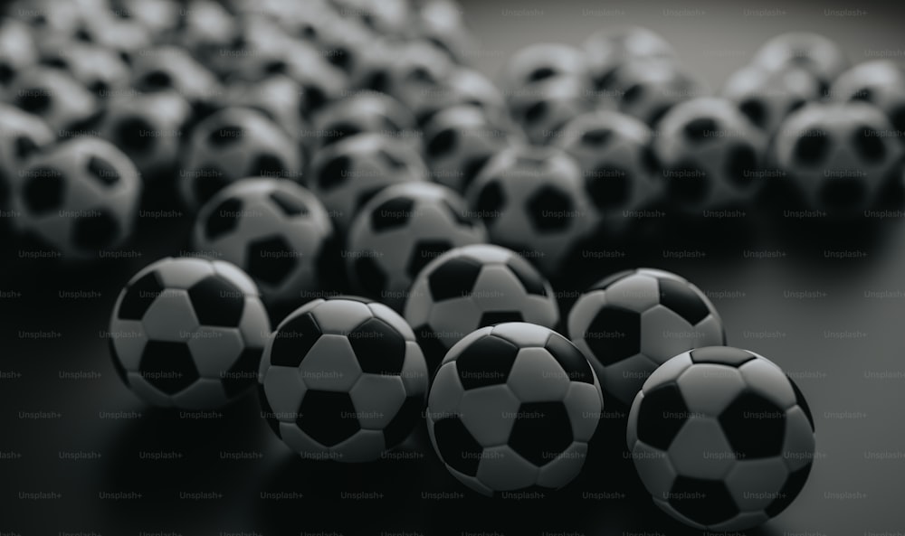 Un gruppo di palloni da calcio in bianco e nero