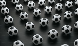 un groupe de ballons de football noirs et blancs