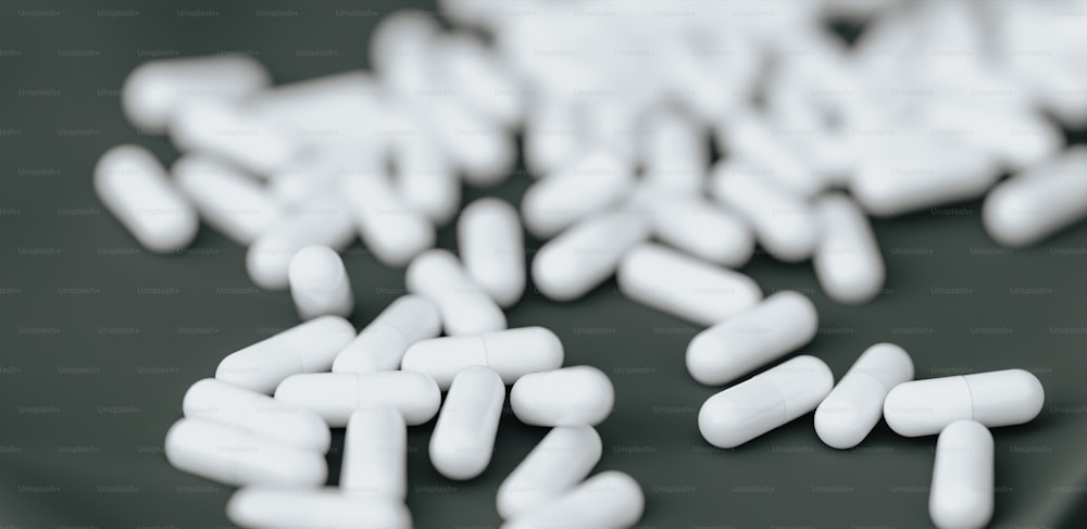 Un montón de pastillas blancas sentadas encima de una mesa