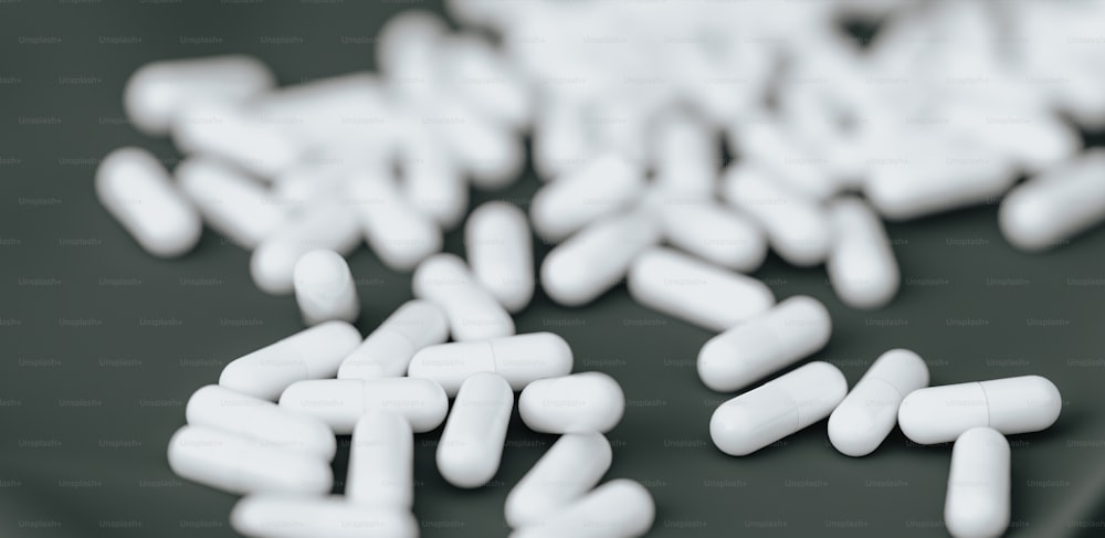 Un montón de pastillas blancas sentadas encima de una mesa