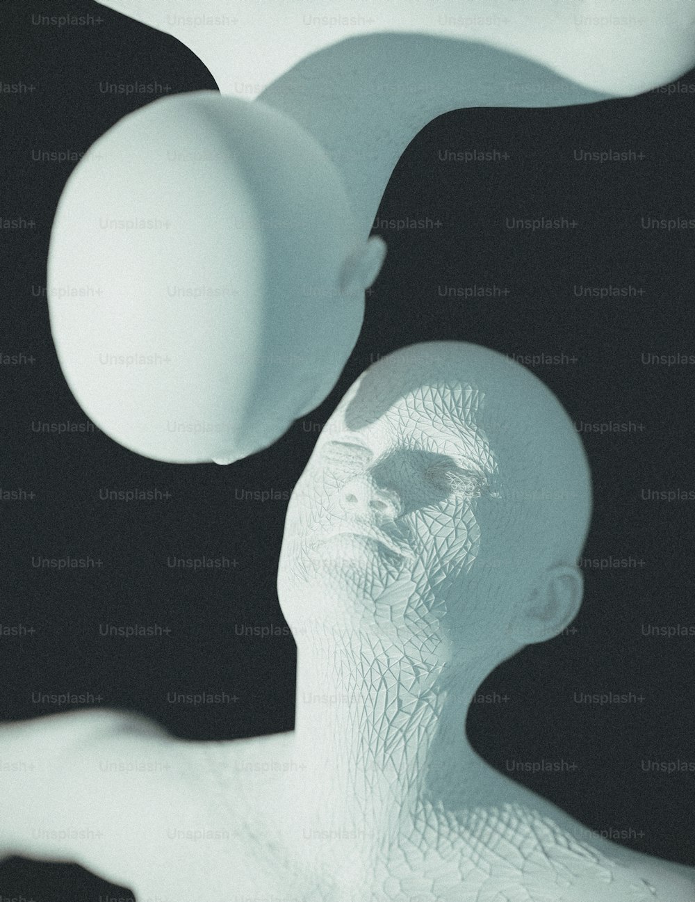 una scultura bianca di un uomo e due palline bianche