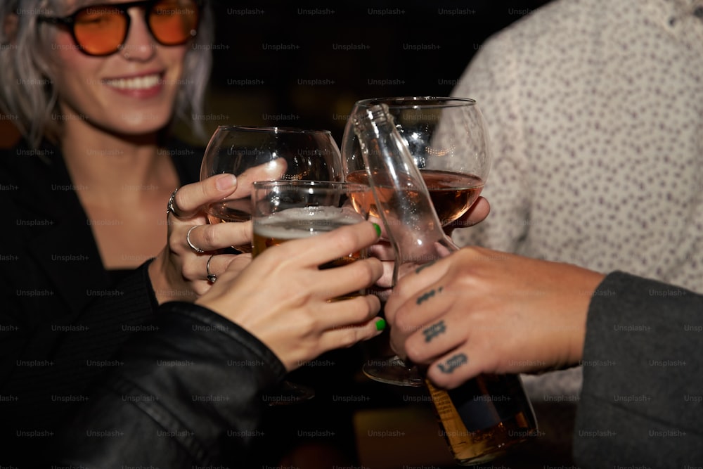 Un groupe de personnes trinquant avec des verres à vin