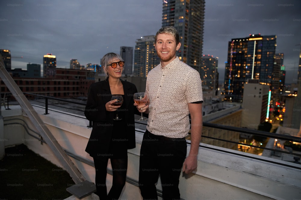 un homme et une femme debout l’un à côté de l’autre